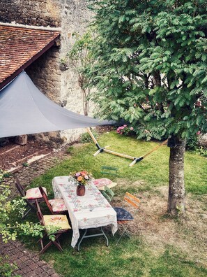 Outdoor dining - Vrbo Property (Domecy-sur-Cure)