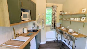 Coffee/tea maker, fridge, microwave, stovetop