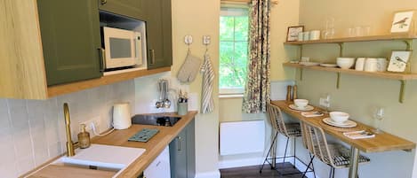 Frigorífico, microondas, placa de cocina y cafetera o tetera