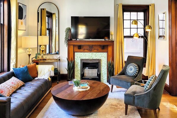Smart TV, fireplace