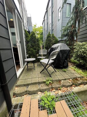 Terrace/patio - Lovely 1bd Suite with AC in Central Seattle-get anywhere easily! (Seattle)
