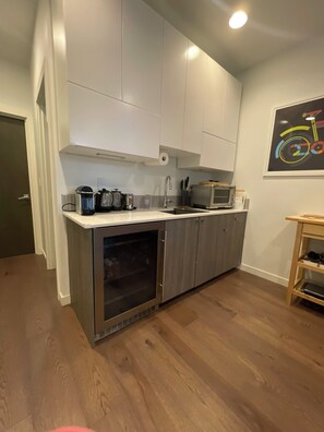 Fridge, microwave, oven, stovetop - Lovely 1bd Suite with AC in Central Seattle-get anywhere easily! (Seattle)