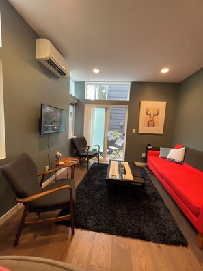 Living area - Lovely 1bd Suite with AC in Central Seattle-get anywhere easily! (Seattle)