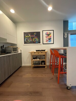 Dining - Lovely 1bd Suite with AC in Central Seattle-get anywhere easily! (Seattle)