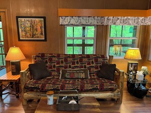 Smart TV - Cabin in the woods Burr Oak St Park - with secluded back porch in the tree tops (Glouster)