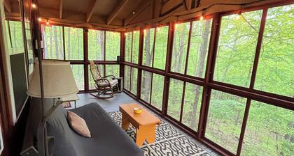 Cabin in the woods Burr Oak St Park - with secluded back porch in the tree tops