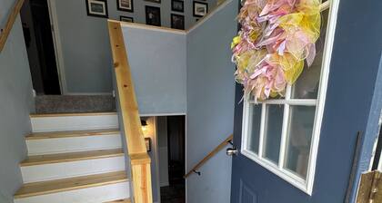 Spacious 4-bedroom house in subdivision with LOZ access. Truman Lake min. away.