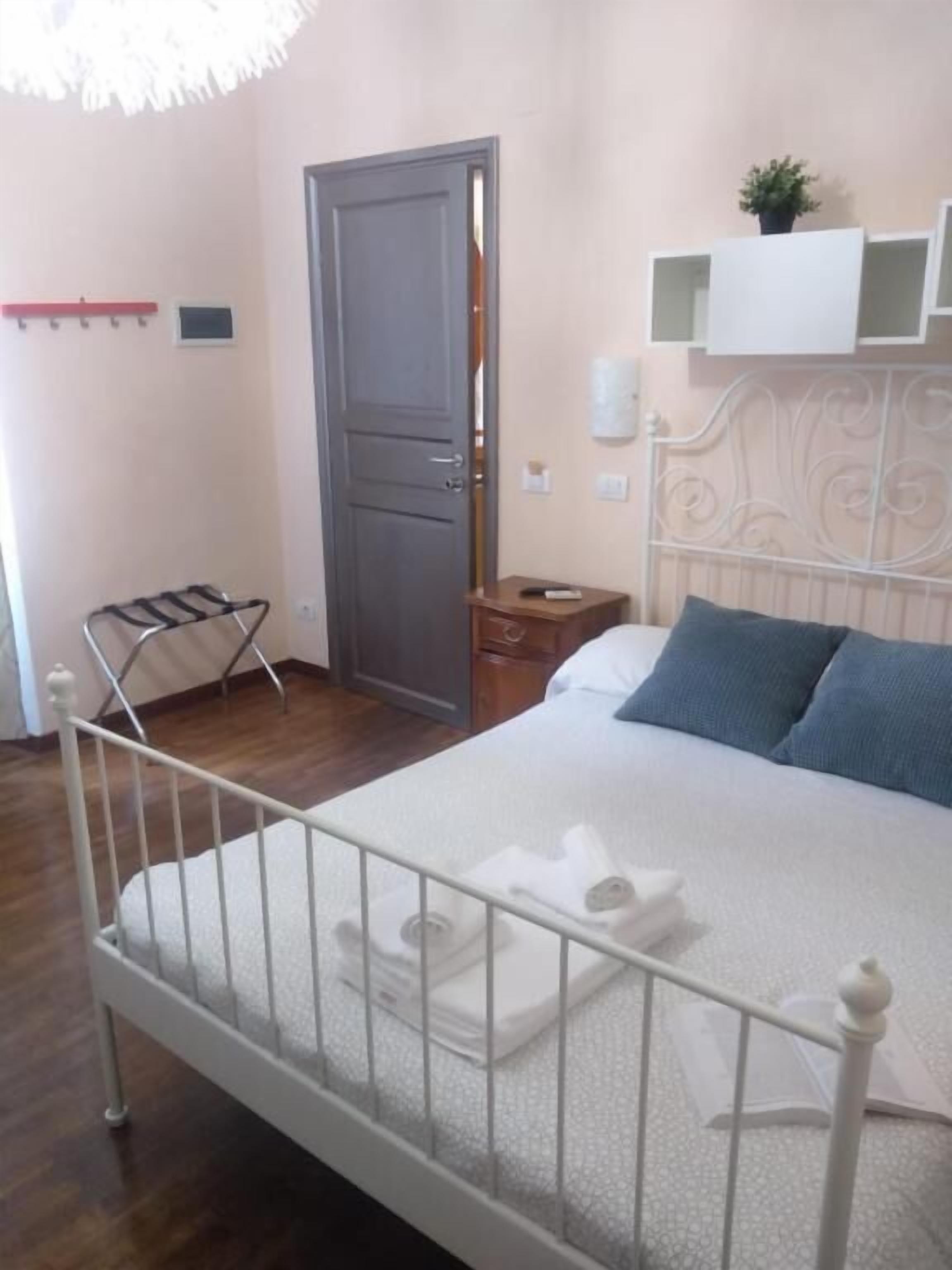 In-room safe, soundproofing, iron/ironing board, free WiFi