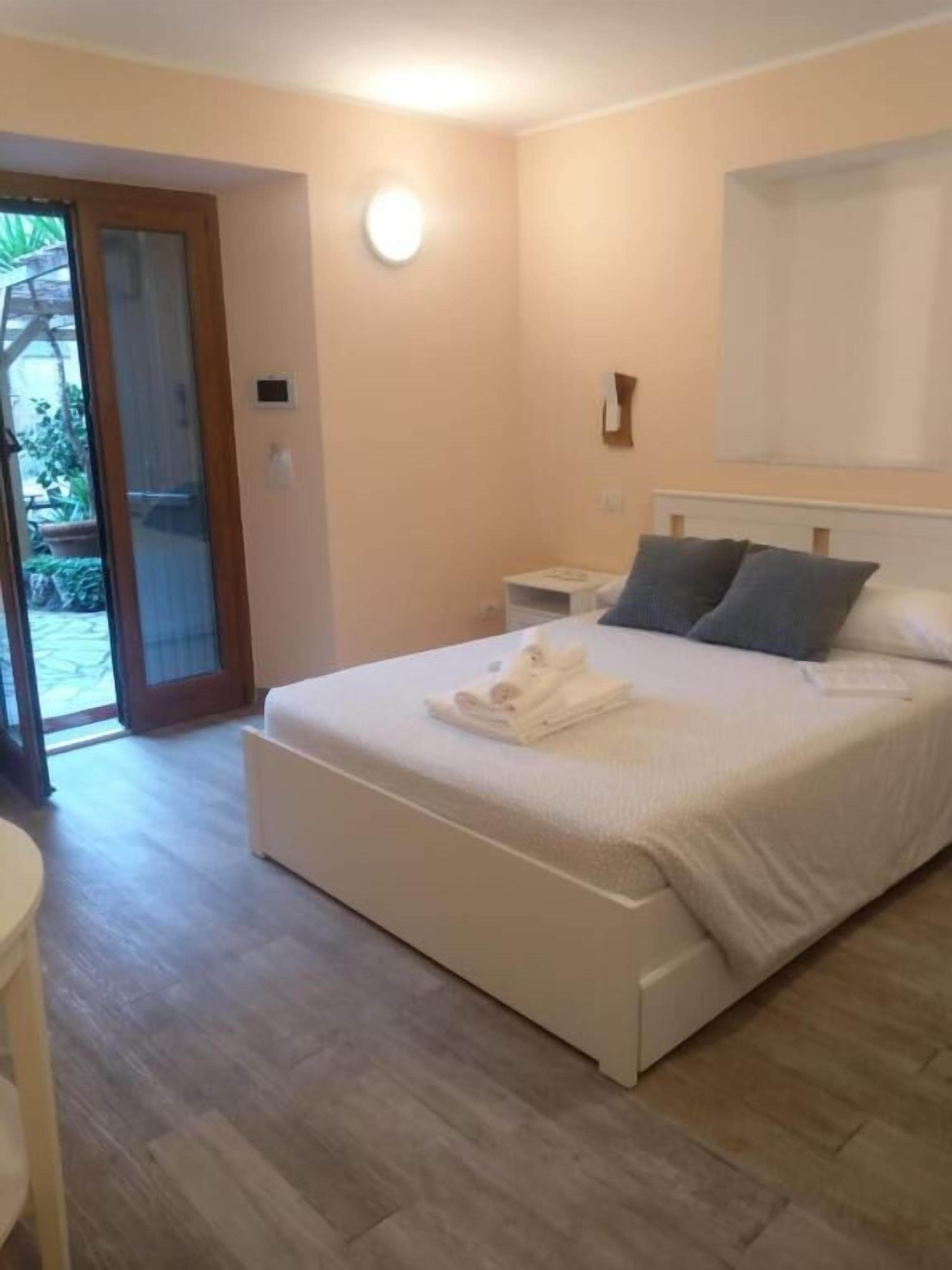 In-room safe, soundproofing, iron/ironing board, free WiFi