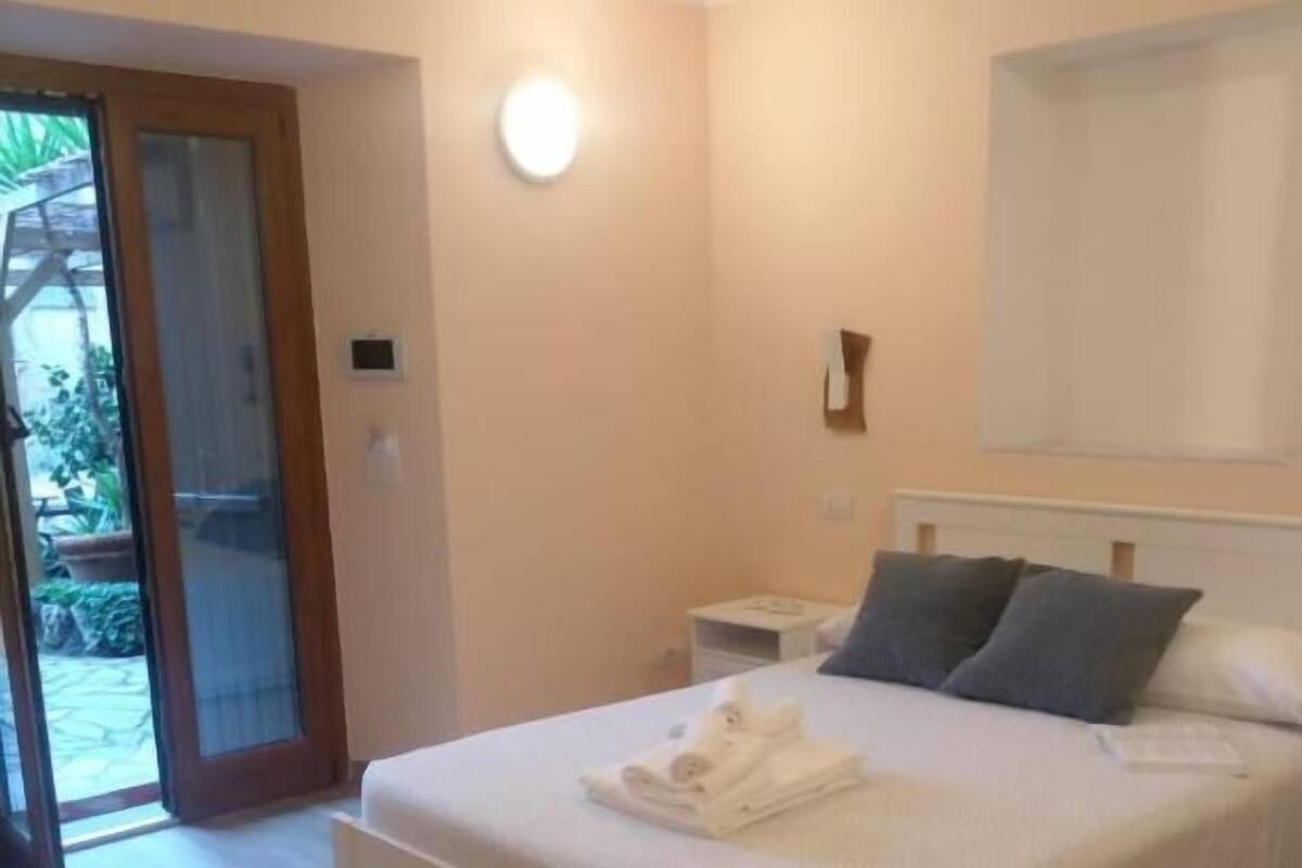 In-room safe, soundproofing, iron/ironing board, free WiFi