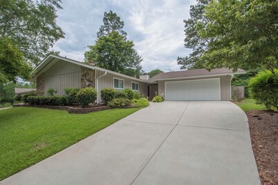 Modern 3-bedroom ranch in quiet Peachtree City neighborhood near shopping