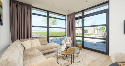 Luxury 4 Guests Villa With Sunny Garden