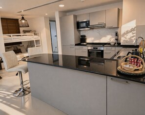 Refrigerador, microondas, horno y parrilla de estufa 