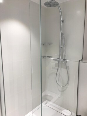 Doccia, asciugacapelli, asciugamani, sapone