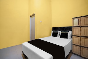 Standard Double Room | Bed sheets - OYO 95235 Griya Manisa Homestay Syariah (Kuwolu)