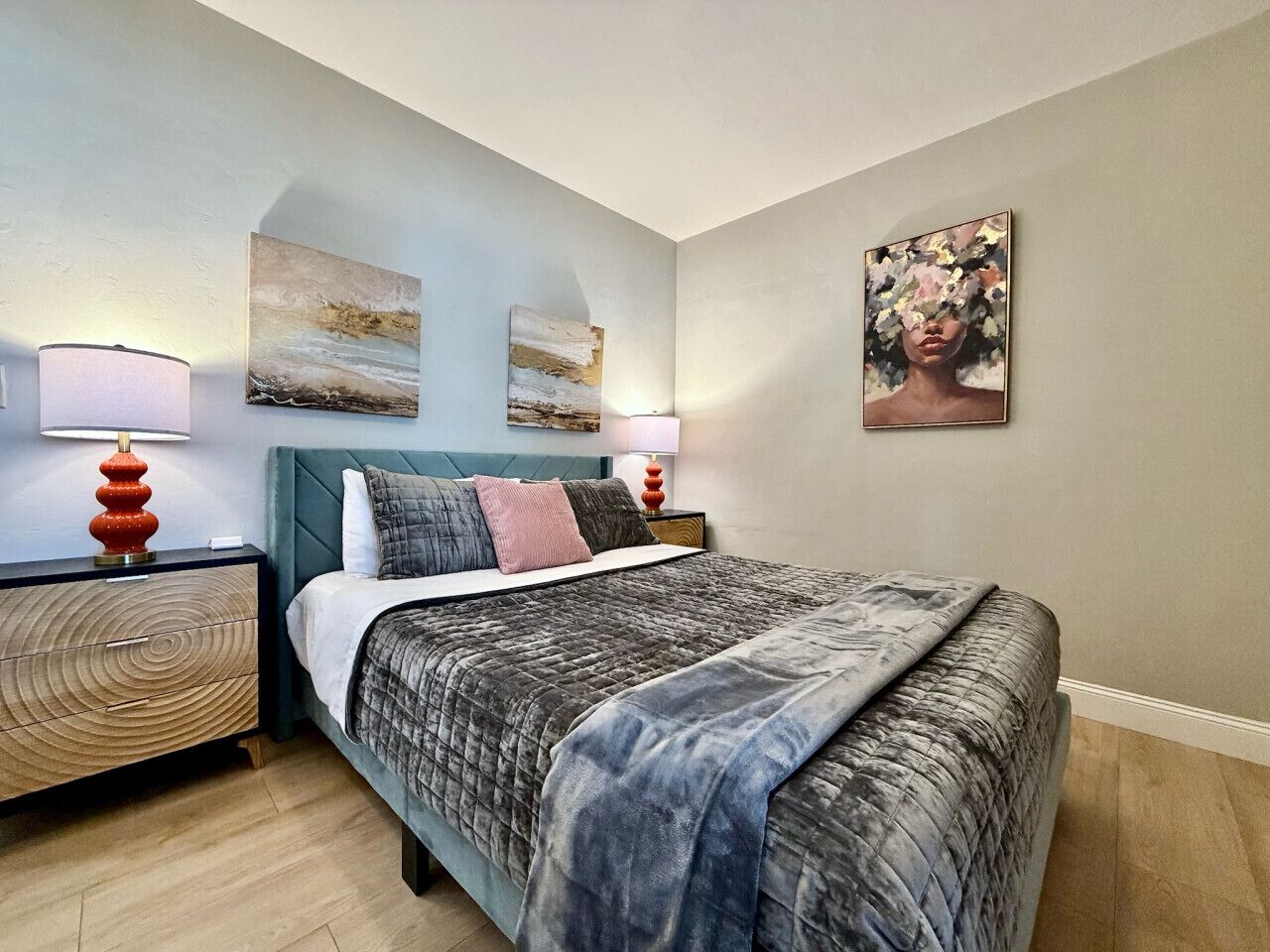 Desk, iron/ironing board, WiFi, bed sheets
