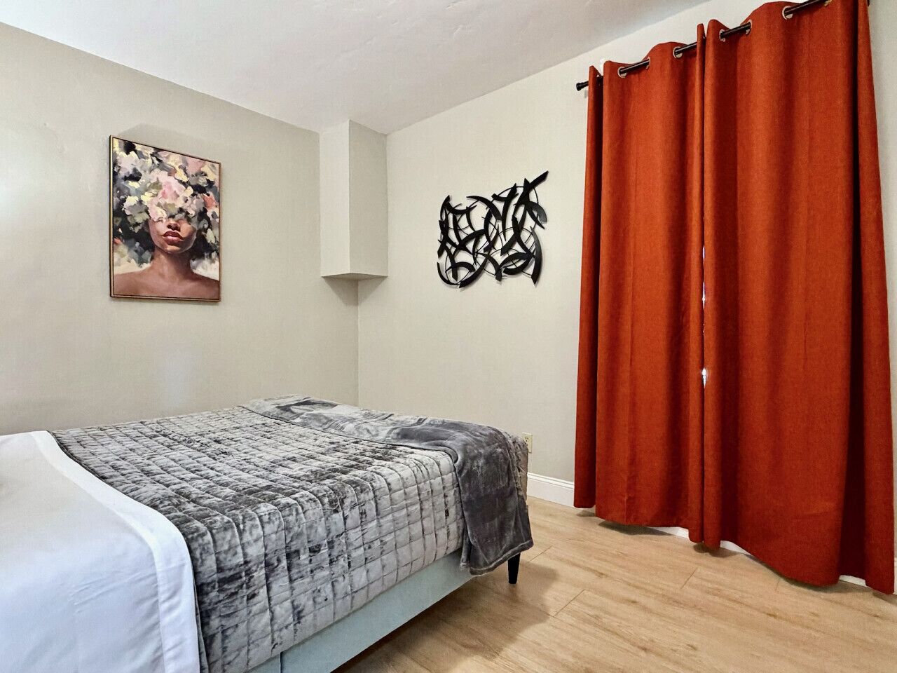 Desk, iron/ironing board, WiFi, bed sheets