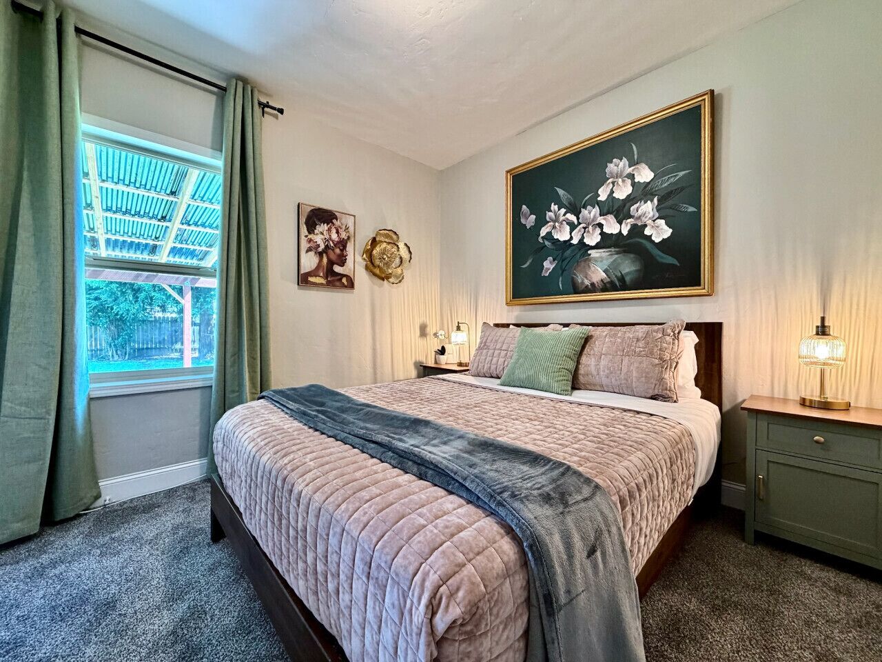 Desk, iron/ironing board, WiFi, bed sheets