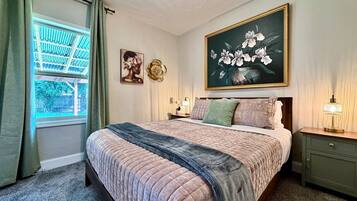 Desk, iron/ironing board, WiFi, bed sheets