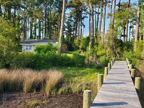 Property grounds - Charming 3 bedroom retreat on North Leopard Creek near Beaufort, NC (Beaufort)