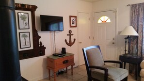 Interior - Charming 3 bedroom retreat on North Leopard Creek near Beaufort, NC (Beaufort)