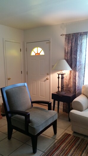 Interior - Charming 3 bedroom retreat on North Leopard Creek near Beaufort, NC (Beaufort)