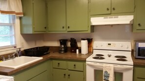 Private kitchen - Charming 3 bedroom retreat on North Leopard Creek near Beaufort, NC (Beaufort)