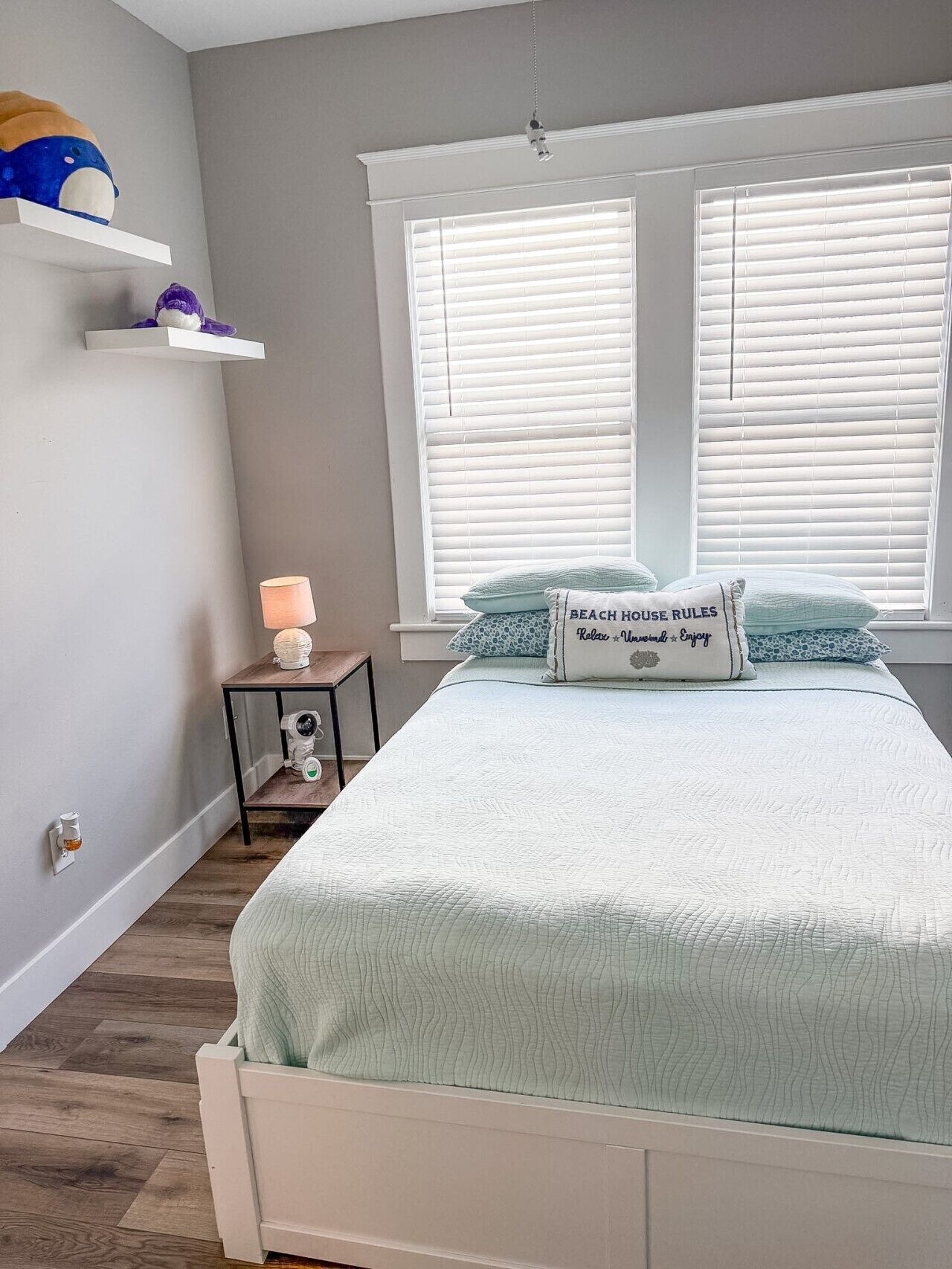 3 bedrooms, desk, iron/ironing board, travel cot
