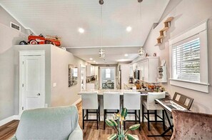 Interior - Edgewood Historic Cottage near Venice Downtown (Venice)