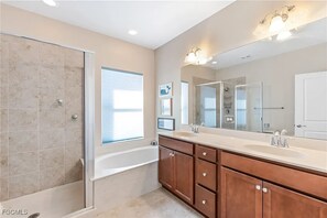 Shower, jetted bath, hair dryer, towels - Modern Home 3 Bed, 3 bath Near Fort Myers Beach- Patio+Gated +Clubhouse+Pool (Fort Myers)