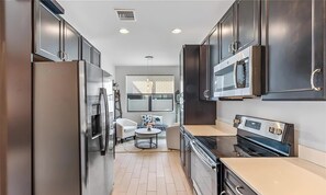 Private kitchen - Modern Home 3 Bed, 3 bath Near Fort Myers Beach- Patio+Gated +Clubhouse+Pool (Fort Myers)