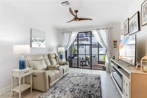 Living area - Modern Home 3 Bed, 3 bath Near Fort Myers Beach- Patio+Gated +Clubhouse+Pool (Fort Myers)
