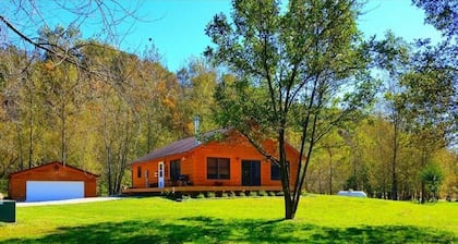 Trout Lodge Log Cabin 3 BR on Trout Stream with Hot Tub Jacuzzi