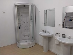 タオル、石鹸、トイレットペーパー