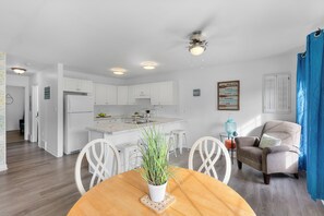 Interior - Lincoln Landing- Steps to the beach (Fort Erie)