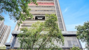 Um edifício alto com uma placa que diz 'TOWNHOUSE'.