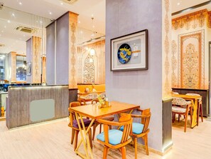 House | Dining - Super Townhouse Bombay Exhibition Centre (Mumbai)