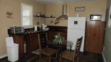 Réfrigérateur, micro-ondes, plaque de cuisson, cafetiÚre/bouilloire