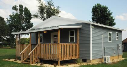 Cozy 1-bedroom cottage in tranquil Hazel Green with AC