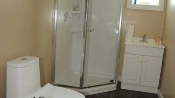 Douche, sĂšche-cheveux, serviettes fournies, savon
