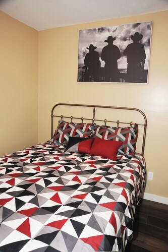 Cozy 1-bedroom cottage in tranquil Hazel Green with AC