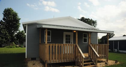Cozy 1-bedroom cottage in tranquil Hazel Green with AC
