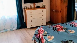 Makuuhuoneessa on sänky, lipasto, televisio ja vaatekaappi.