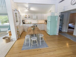 Kühlschrank, Mikrowelle, Geschirrspüler, Kochgeschirr/Geschirr/Besteck
