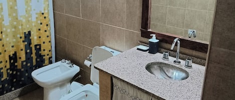 Toallas, jabón, papel de baño