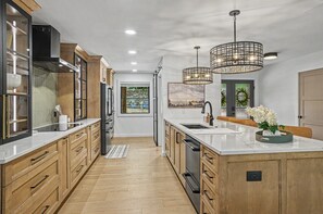 Fridge, microwave, oven, stovetop - 18903 - 3 Albala Way (Hot Springs Village)