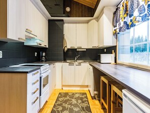 Fridge, dishwasher, cookware/dishes/utensils