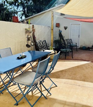 Outdoor dining - 2-bedroom cozy guest apartment (Chiefland)