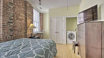 Departamento Confort, vista a la ciudad | Espacio para trabajar con laptop y tabla de planchar con plancha