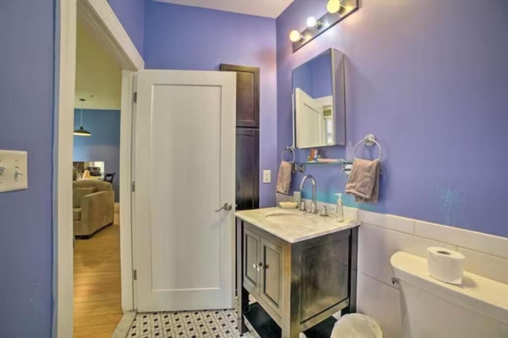 Departamento Confort | Baño | Regadera, secadora de cabello, toallas, jabón 